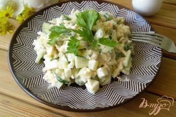 фото рецепта Салат с отварной рыбой, сыром и горошком
