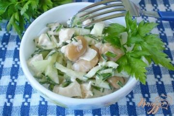 фото рецепта Салат с курицей гриль, фасолью и свежими огурцами