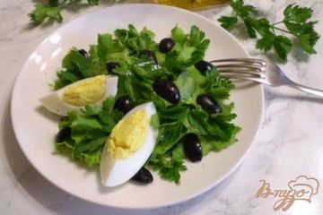 фото рецепта Зеленый салат с яйцом и маслинами