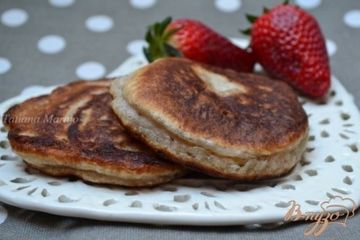 фото рецепта Дрожжевые оладьи с клубникой и каштанами