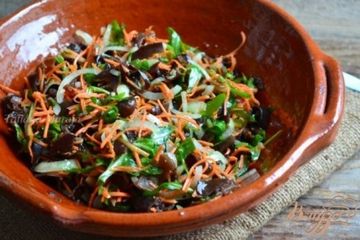 фото рецепта Салат с рукколой, морковью и черными грибами