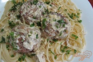 фото рецепта Фрикадельки с сыром и арахисом в сметанном соусе