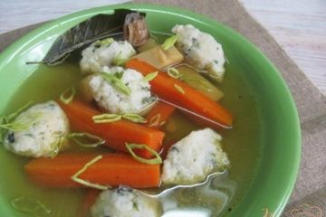 фото рецепта Суп на свиных костях с клецками из манки