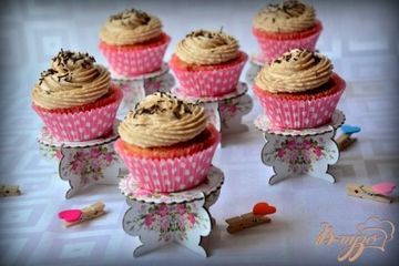 фото рецепта Капкейки с джемом  и шапочкой из сливок