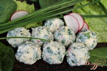 фото рецепта Сырная закуска с крапивой и редисом