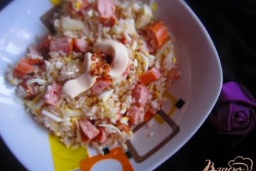 фото рецепта Салат с рисом, копчеными сосисками и маринованным луком