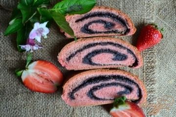 фото рецепта Клубничный рулет с маково-ореховой начинкой