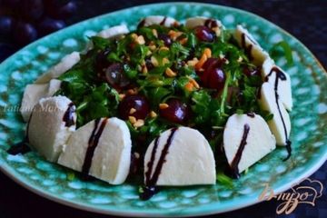 фото рецепта Салат с рукколой и виноградом
