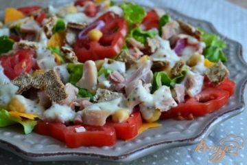 фото рецепта Салат с помидорами,  копченой курицей ,сыром и нутом +соус