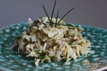 фото рецепта Капустный салат с тунцом и горошком