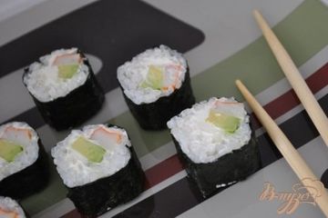 фото рецепта Роллы с крабовыми палочками и авокадо