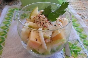 фото рецепта Салат с яблоком, сельдереем и сыром