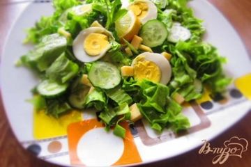 фото рецепта Салат с сыром и зеленью с мятно-лимонной заправкой