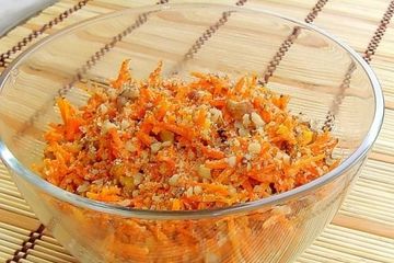 фото рецепта Морковный салат с орехами и чесноком