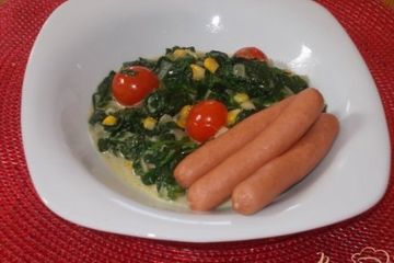 фото рецепта Сливочный шпинат с сосисками