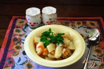 фото рецепта Картошка , тушеная с курицей в кастрюле