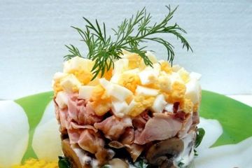 фото рецепта Салат из черемши, копч. окорочка и грибов.
