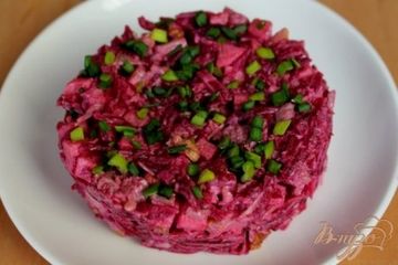 фото рецепта Свекольный салат с мясом и яблоком
