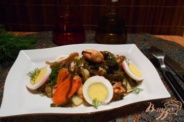 фото рецепта Салат из морской капусты с мидиями