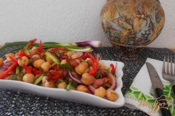 фото рецепта Салат с нутом и беконом