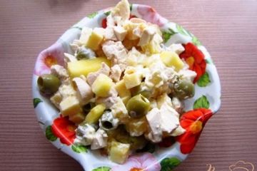 фото рецепта Салат с курицей, оливками и ананасами