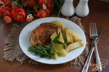 фото рецепта Бедрышки куриные на картофеле в духовке