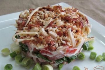 фото рецепта Салат и копченной курицы помидора и арахиса