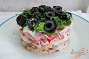 фото рецепта Салат из курицы помидора и грибов
