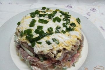 фото рецепта Салат из копченной курицы фасоли и огурца