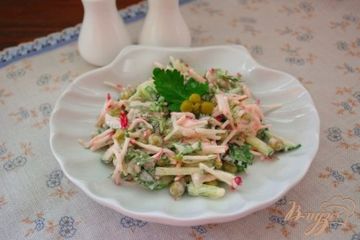 фото рецепта Весенний салат с редисом и горошком
