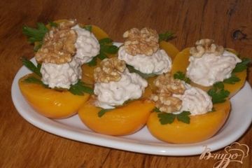 фото рецепта Закуска из консервированных персиков и тунца
