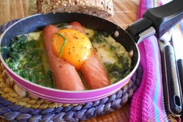 фото рецепта Яичница со шпинатом и сосисками