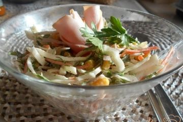 фото рецепта Салат из капусты, моркови и ветчины