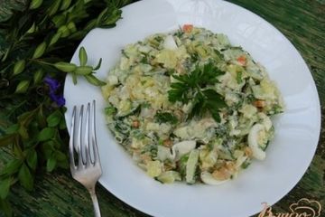 фото рецепта Салат с копченым кальмаром и перепелиными яйцами