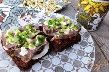 фото рецепта Бутерброд с отварным мясом и вялеными томатами