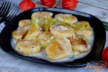 фото рецепта Тыквенные ньокки с луком-пореем и сметаной
