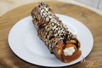 фото рецепта Рулет с вареной сгущенкой и сладкой сырковой массой