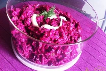 фото рецепта Салат из свеклы с чесноком и изюмом