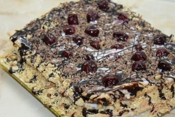 фото рецепта Торт медовик с сметанным кремом и шоколадной крошкой