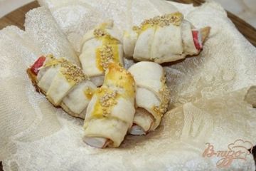 фото рецепта Слоеные рогалики с крабовой палочкой