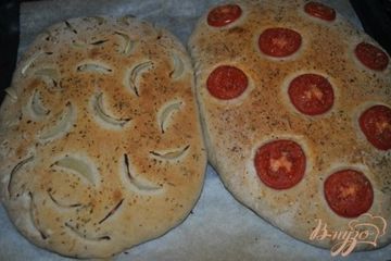 фото рецепта Фокачча с луком, чесноком и помидорами