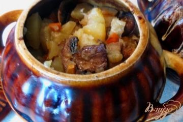 фото рецепта Свинина с грибами и картофелем в горшочке