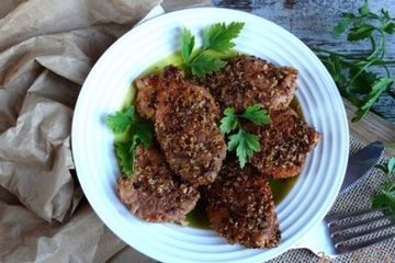 фото рецепта Свиные отбивные в томатном маринаде и кунжутной корочкой