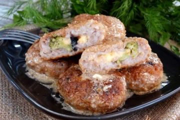 фото рецепта Куриные тефтели с рисовыми хлопьями и начинкой
