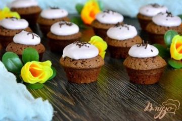 фото рецепта Шоколадные кексы с белковой шапочкой