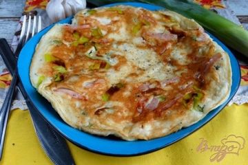 фото рецепта Фритатта с брокколи луком-пореем и ветчиной