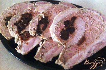 фото рецепта Мясной рулет с черносливом и вялеными помидорами