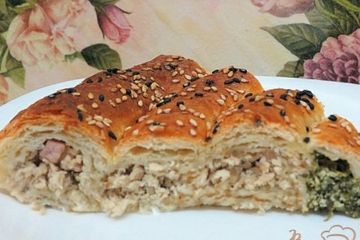 фото рецепта Слоёный пирог с куриным мясом шпинатом и творогом.