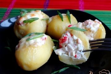 фото рецепта Картофель фаршированный крабовыми палочками и яйцами