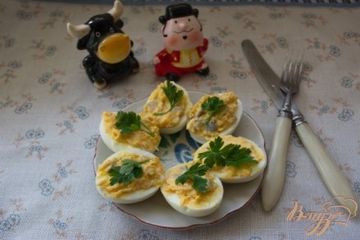фото рецепта Фаршированные закусочные яйца с селедкой